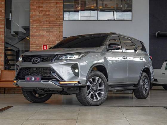 TOYOTA HILUX SW4 2.8 D-4D TURBO DIESEL DIAMOND 7L 4X4 AUTOMÁTICO